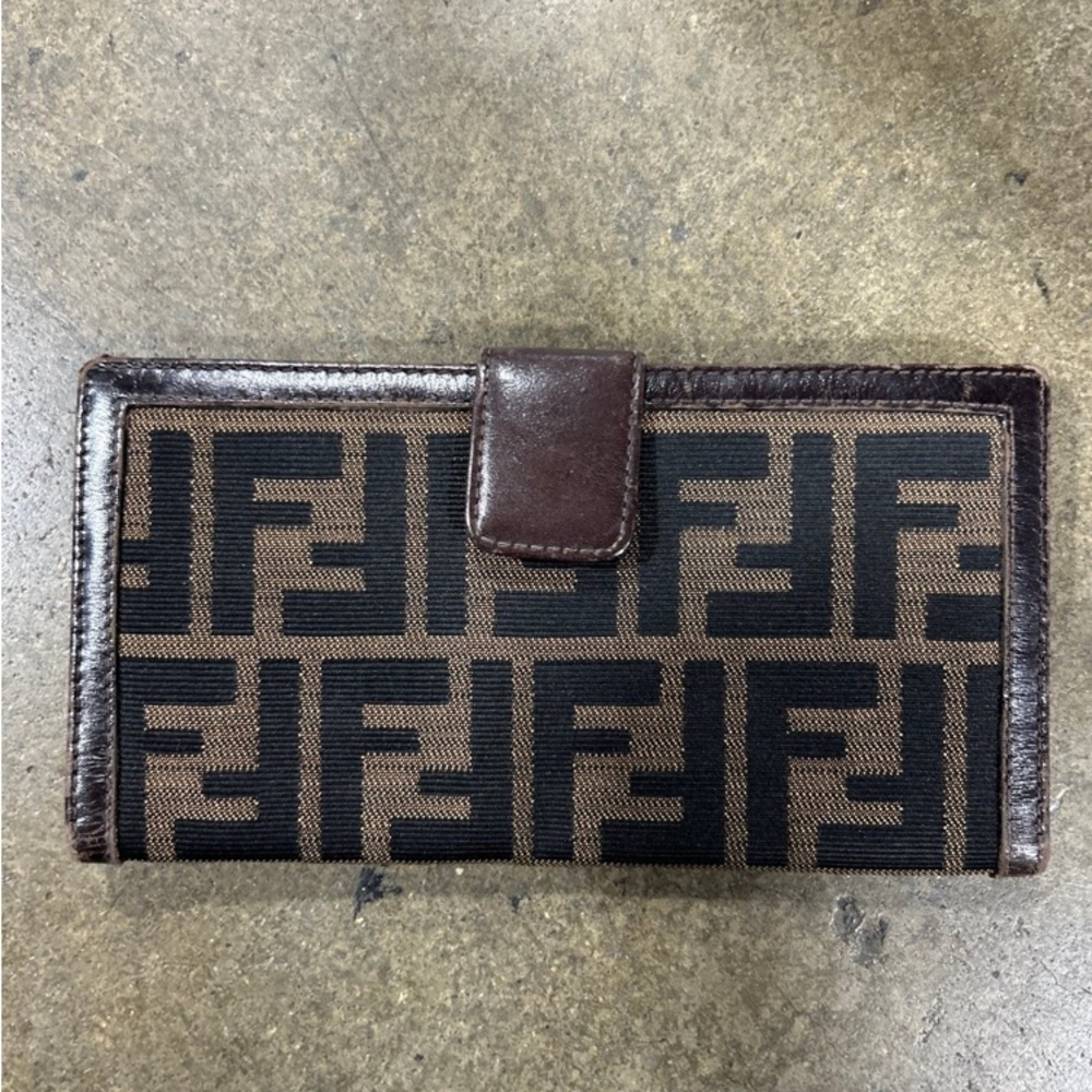 AUTHENTIC FENDI❣️ in Perfect Pre loved condition❣️Accept reasonable offer❣️ - Picture 4 of 5